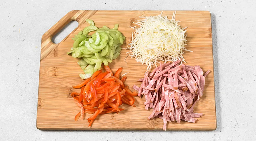 Салат-коктейль с ветчиной, огурцом и сыром