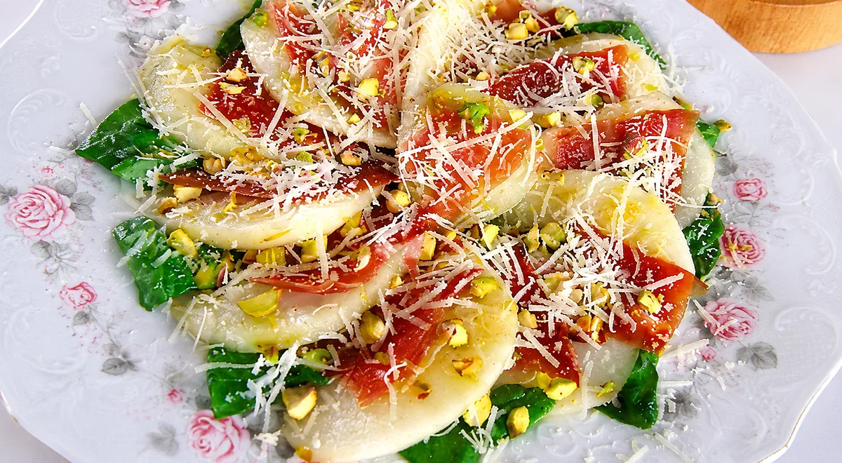 Салат с грушами и хамоном