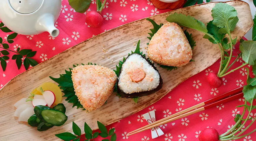 Рисовые шарики с икрой трески