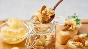 Орехи в меду: как приготовить, с чем подавать и зачем есть