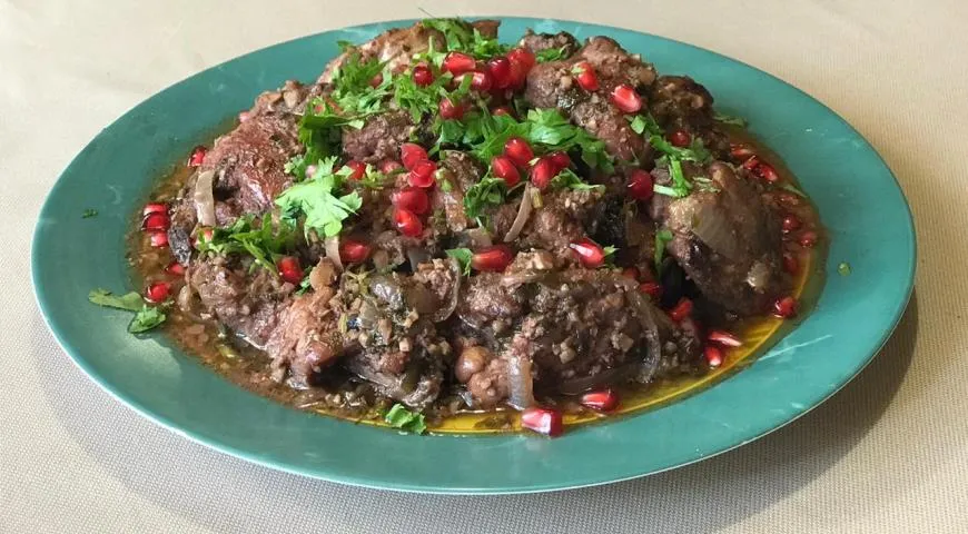 Гурули или пряная курочка по-гурийски с орехами в казане