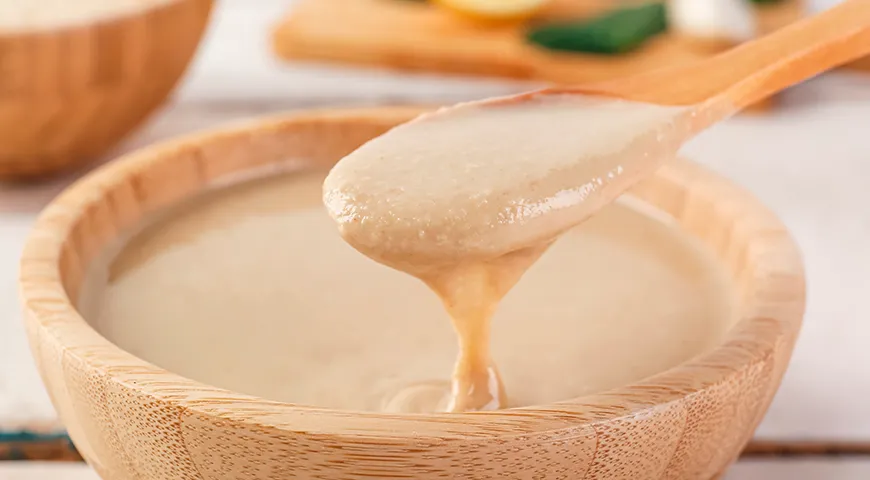 Рекомендуемая суточная норма потребления тахини для взрослых составляет 1–2 ст.л. (примерно 20–30 г)