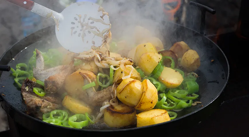 Блюдо в садже можно готовить без лишнего масла — жир вытапливается и равномерно распределяется по поверхности