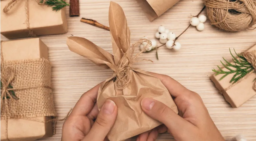 Упаковка подарка в стиле символа Нового года 2023, используем крафтовую бумагу