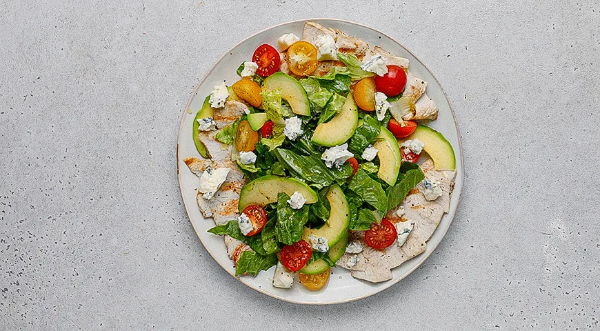 Стейк из индейки с салатом и голубым сыром