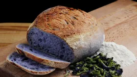 Фиолетовый хлеб с цинком и железом создали ученые в Омске