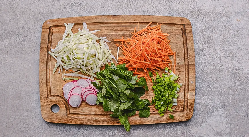 Салат с куриной грудкой и кунжутом