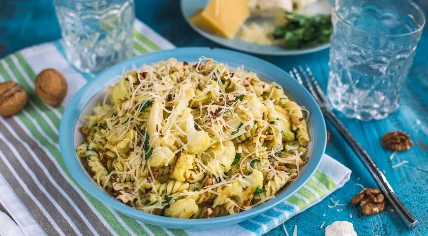 Паста с запеченной цветной капустой, чесноком и грецкими орехами