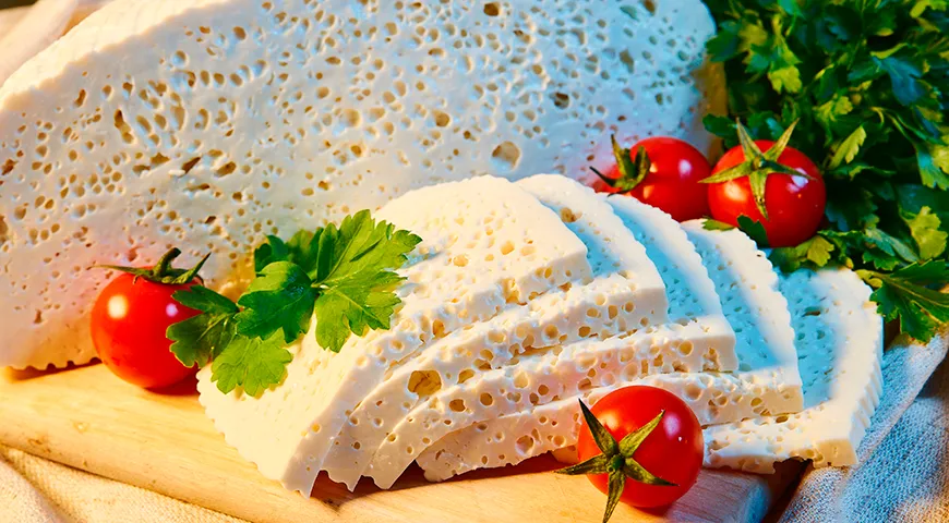 Для качественного имеретинского сыра допустима небольшая зернистость, но не образование крошек