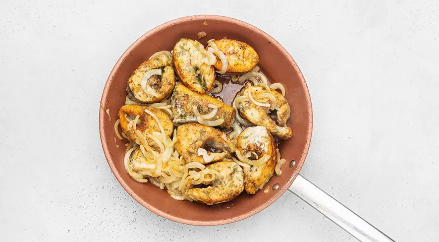 Судак с луком на сковороде