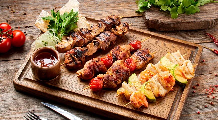 Для горячих закусок на фуршет отлично подойдет ассорти шашлычков на шпажках