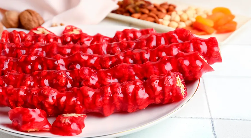 В классической рецептуре чурчхела делается из грецких орехов