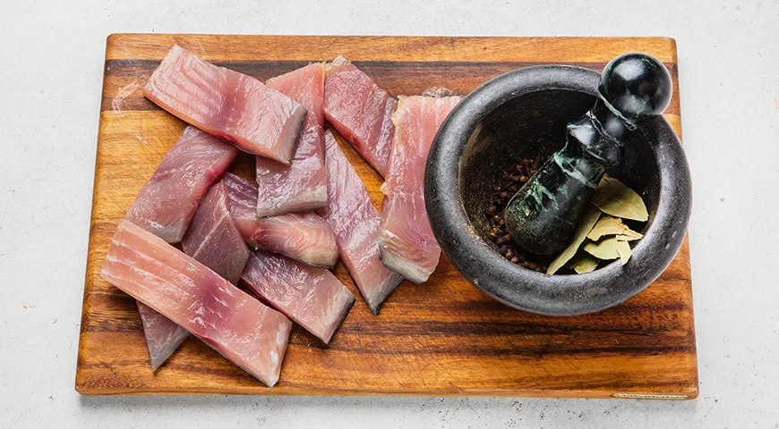 Маринованный карп в уксусе с луком