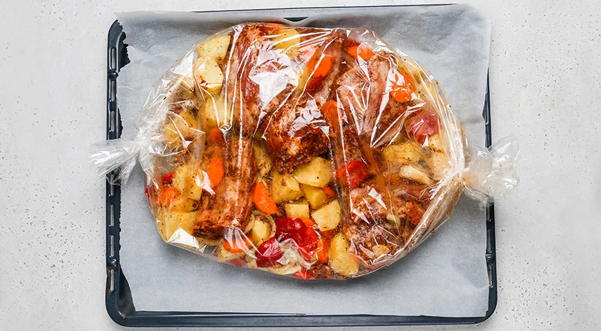 Свиные рёбрышки, запечённые с картошкой (в рукаве)