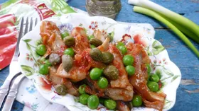 Селёдка с зеленым горошком под томатным маринадом