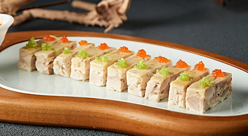 Курица «Три желтых» с нежным желе из куриной кожи