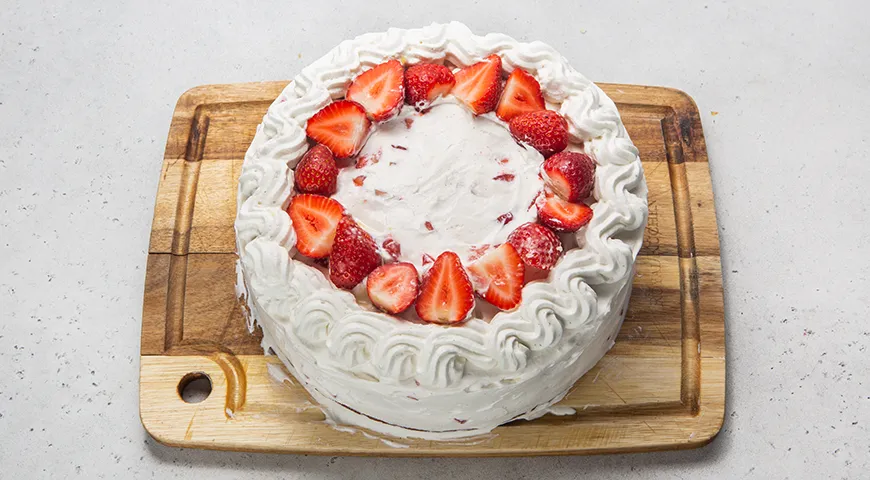 Бисквитный торт с клубникой