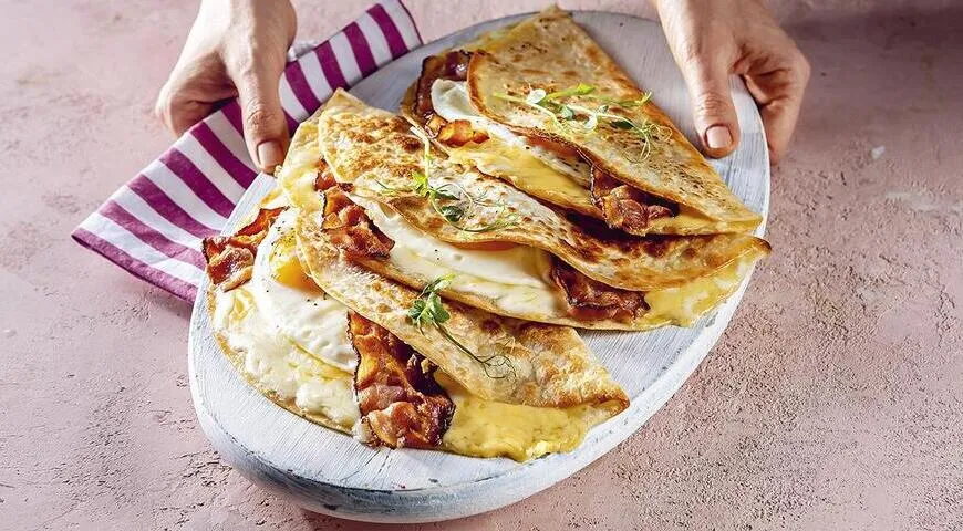 Кесадилья с яйцом и беконом