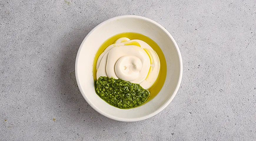 Чиабатта с вареной колбасой, песто и шпинатом