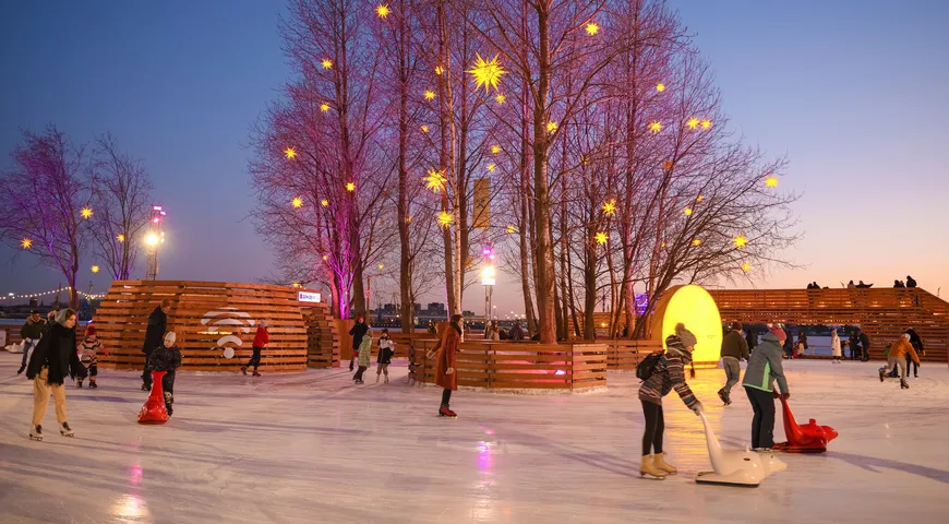 Каток в Севкабеле живописный, особенно в сумерках