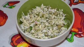 Салат из молодой капусты с крабовыми палочками