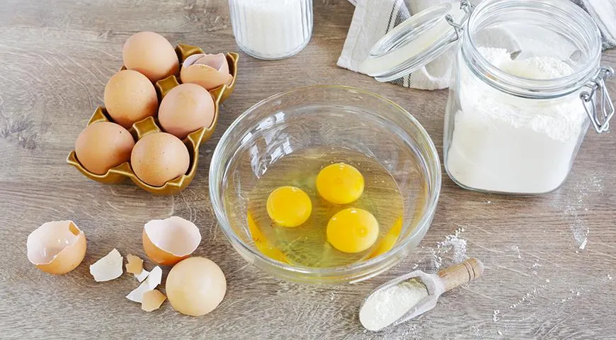 Тесто для бисквита состоит из трех основных ингредиентов: яиц, сахара и муки. Яйца – на первом месте, на них ложится задача разрыхления теста