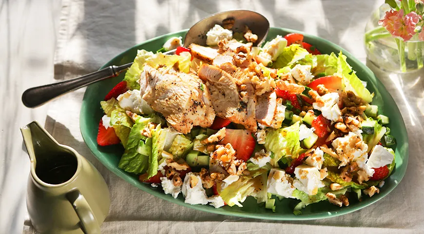 Клубничный салат с индейкой, салатом романо и грецкими орехами