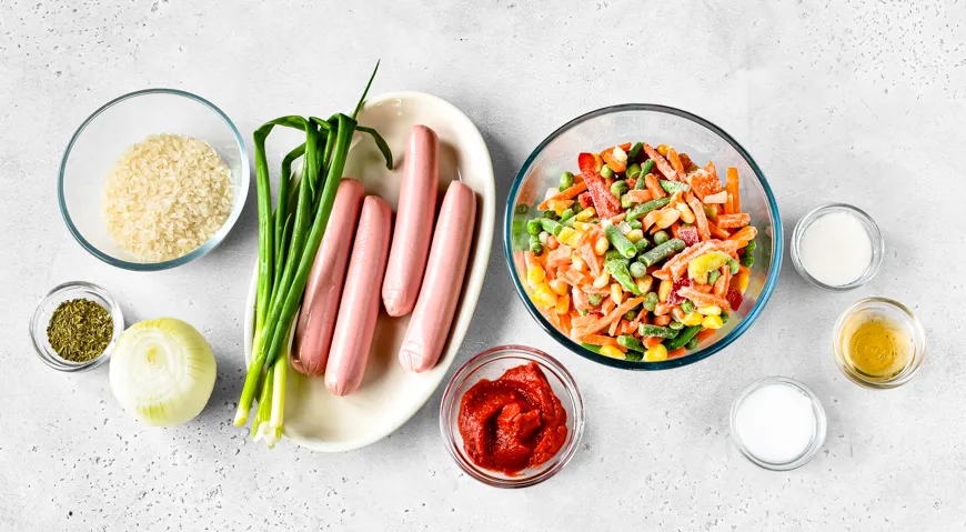 Рис с мексиканской смесью и сосисками на сковороде