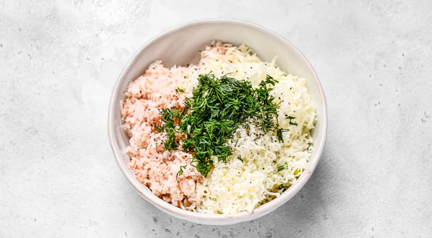 Яичные блинчики с крабовыми палочками и сыром