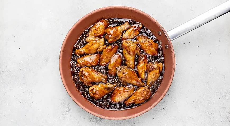 Куриные крылышки в соусе терияки на сковороде