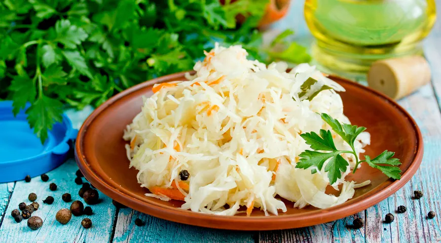 Каротиноиды из квашеной капусты лучше усваиваются в сочетании с жирами, например, растительным маслом 