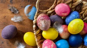 Необычные идеи покраски яиц: от салфеток и риса до декупажа и пены для бритья