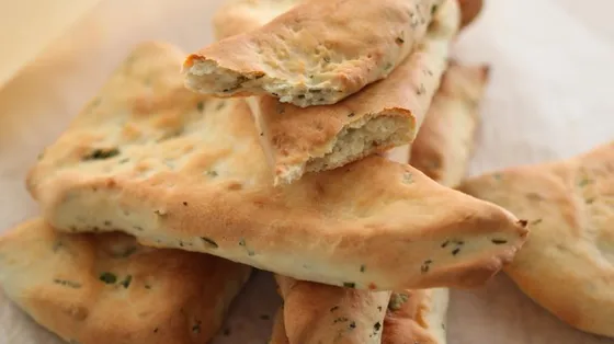 Простой рецепт лепешек с сыром и чесночным маслом на сковороде - СделаемВкусно.р