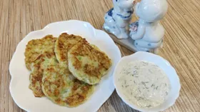 Драники из кабачков со сметанным соусом