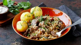 Гуляш с чесноком