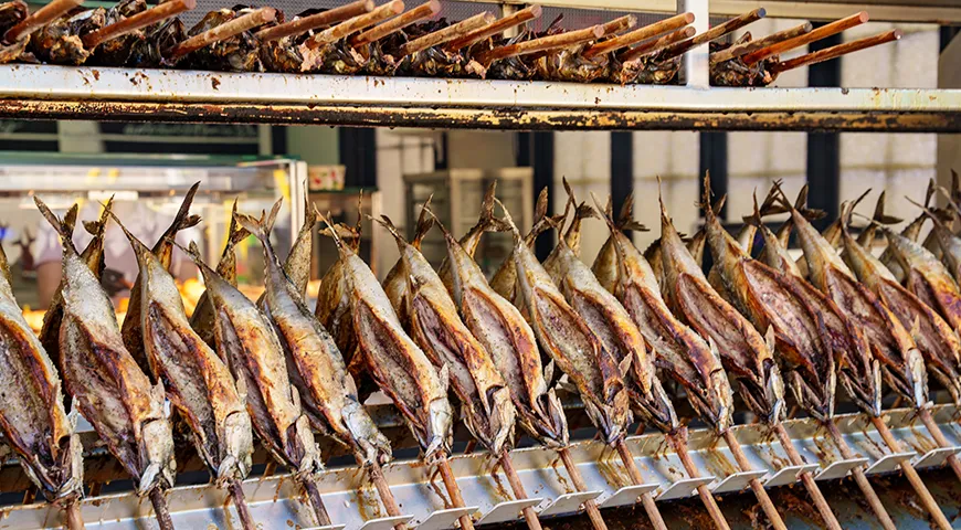 Steckerlfisch — баварское уличное блюдо из сига, приготовленное на гриле на деревянной палочке