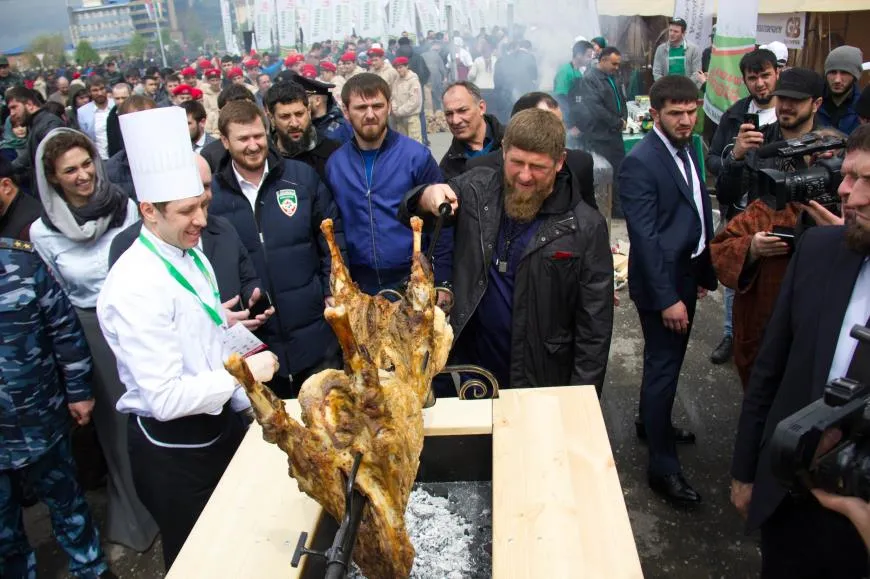 Глава Чеченской республики Рамзан Кадыров помогает готовить барашка на вертеле