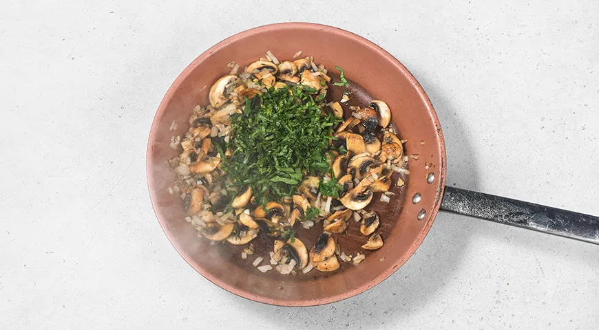 Макароны с курицей и грибами на сковороде