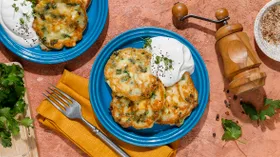 Оладьи на кефире с зеленым луком и яйцом