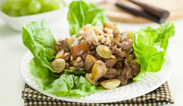 Теплый салат из печенки с виноградом и грушами
