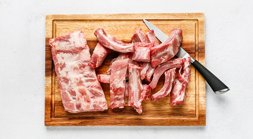 Жареные свиные ребрышки с луком и чесноком