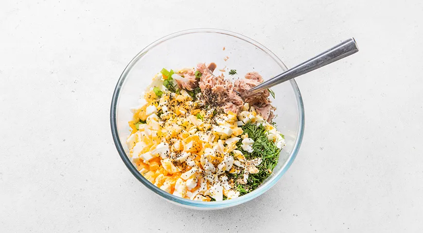 Заливной пирог с тунцом, яйцом и луком