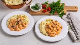 Бефстроганов из индейки с грибами в сливочном соусе