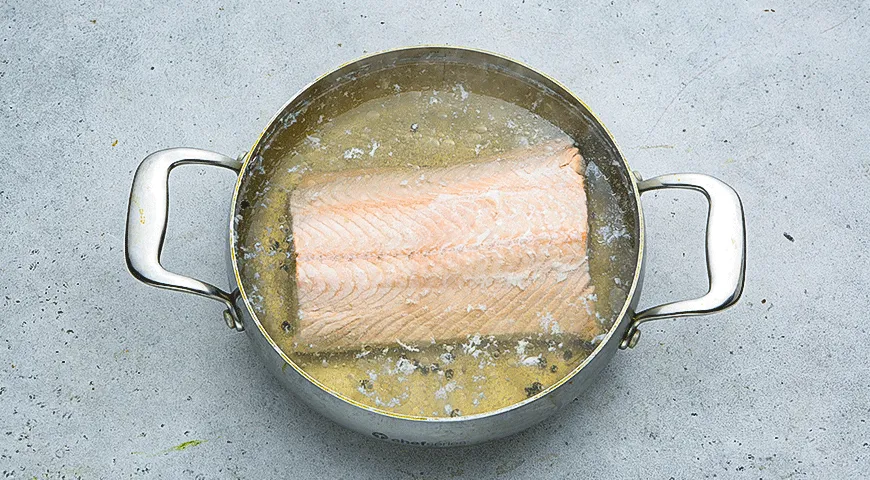 Лосось в розовом вине