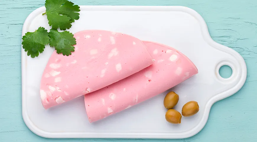 Аромат у хорошей любительской колбасы мягкий, ненавязчивый: едва уловимые пряные ноты, легкий дымок, натуральный мясной дух