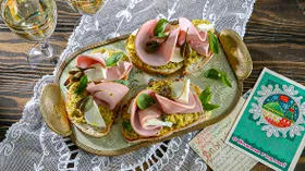 Бутерброды с вареной колбасой и оливками