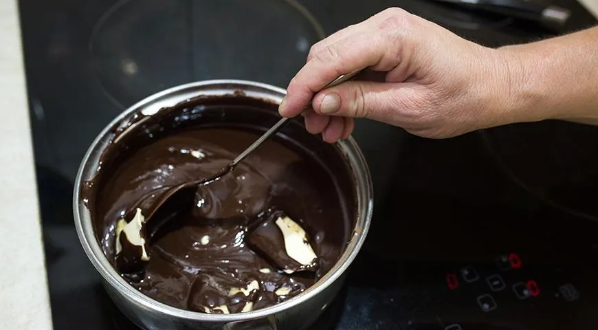 Густая шоколадная глазурь из какао и молока с добавлением сливочного масла