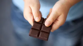 Почему горький шоколад вреден для детей, отвечает диетолог