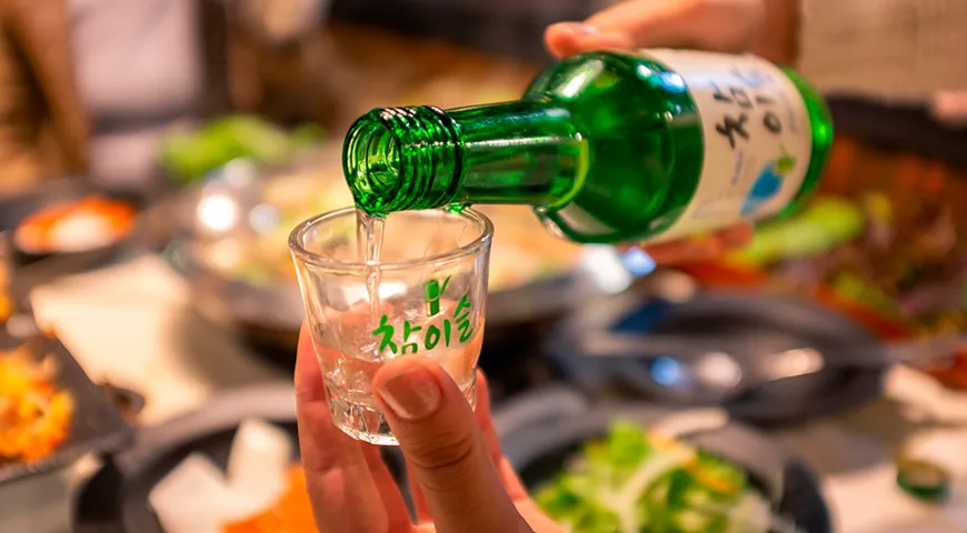 Соджу пьют из небольших стопок, внешне напоминающих рюмки для водки