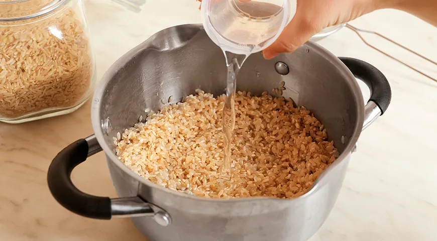 Для приготовления бурого риса смешайте 1 чашку крупы с 350 мл воды, варите под крышкой на медленном огне 40-50 минут 